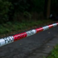 Ein Flatterband mit der Aufschrift "Polizeiabsperrung" (Symbolbild): In Wolfsburg ist es zu einem Tötungsdelikt gekommen.