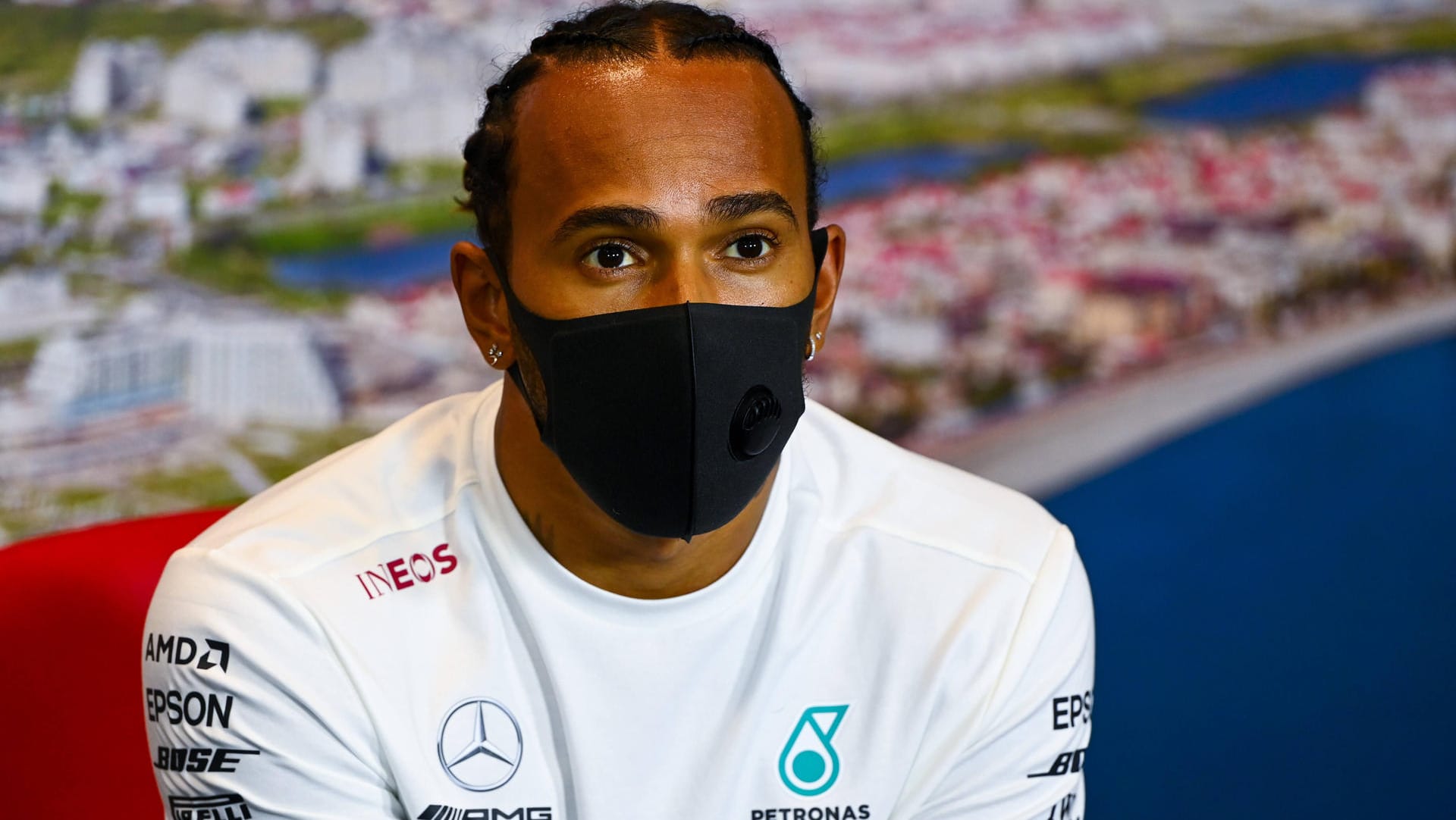 Lewis Hamilton bei einer PK im Vorfeld des Rennens in Sotschi: Der sechsmalige Weltmeister spricht über Michael Schumacher.