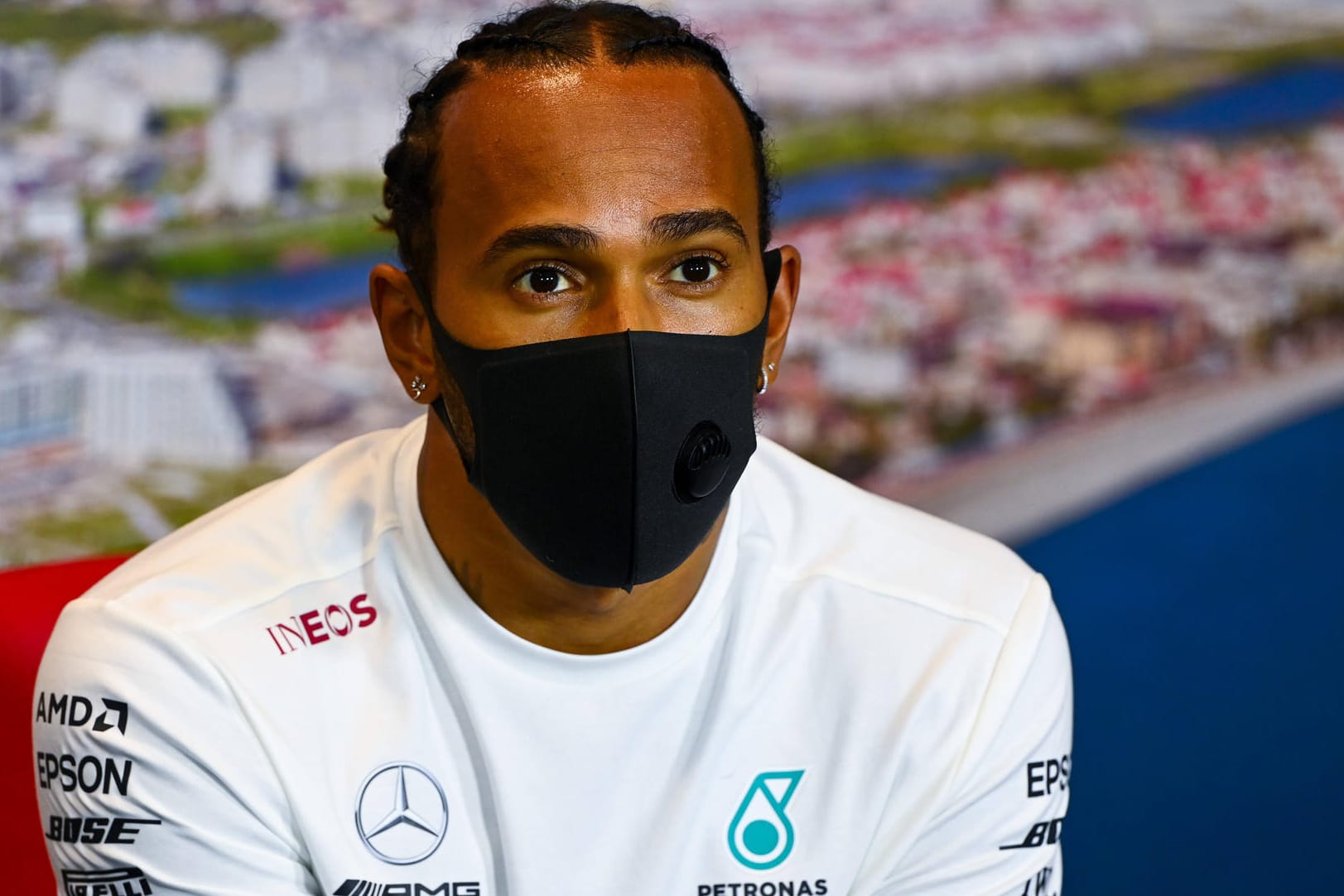 Lewis Hamilton bei einer PK im Vorfeld des Rennens in Sotschi: Der sechsmalige Weltmeister spricht über Michael Schumacher.