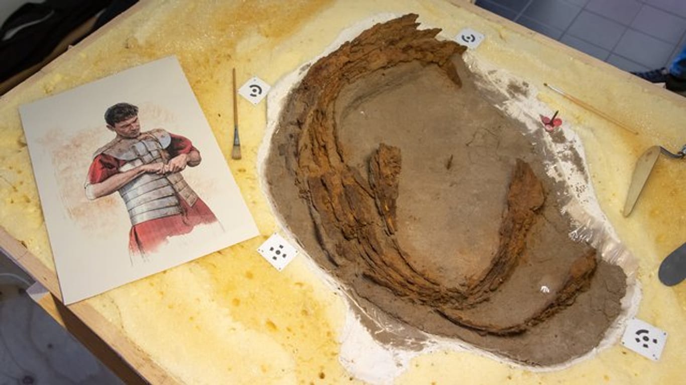 Sensationsfund in Kalkriese: Dort wurde dieser Teil eines römischen Schienenpanzers entdeckt – zum ersten Mal überhaupt.