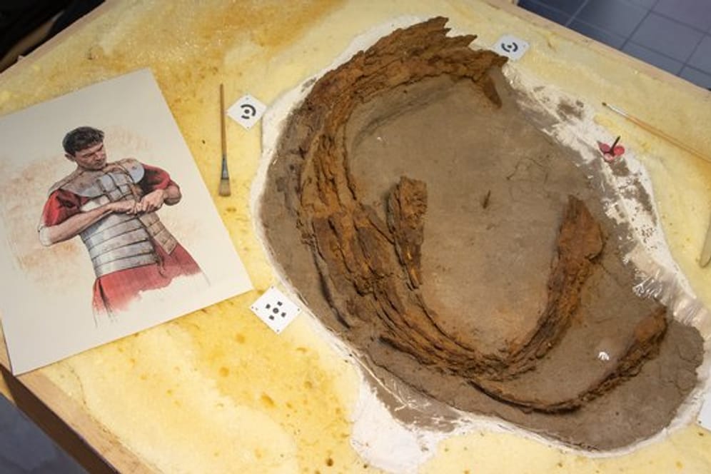 Sensationsfund in Kalkriese: Dort wurde dieser Teil eines römischen Schienenpanzers entdeckt – zum ersten Mal überhaupt.