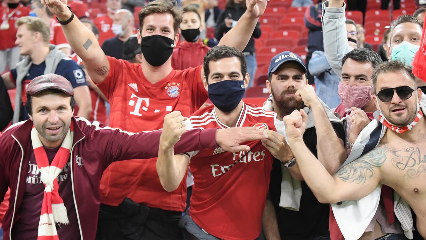 Kaum Abstände: Bayern-Fans beim Supercup gegen den FC Sevilla in Budapest.