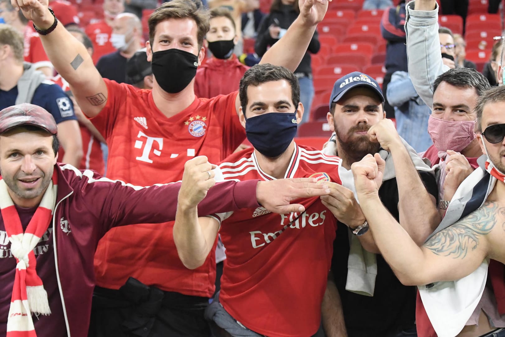 Kaum Abstände: Bayern-Fans beim Supercup gegen den FC Sevilla in Budapest.