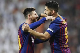 Lionel Messi (l.) mit Kumpel Luis Suarez zu glücklichen Barcelona-Zeiten: Ab sofort spielen die beiden für verschiedene Teams.