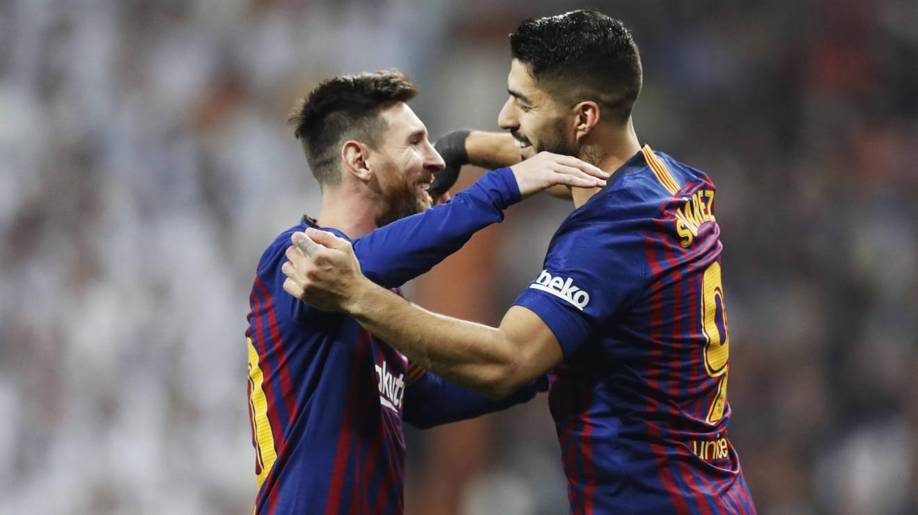 Lionel Messi (l.) mit Kumpel Luis Suarez zu glücklichen Barcelona-Zeiten: Ab sofort spielen die beiden für verschiedene Teams.