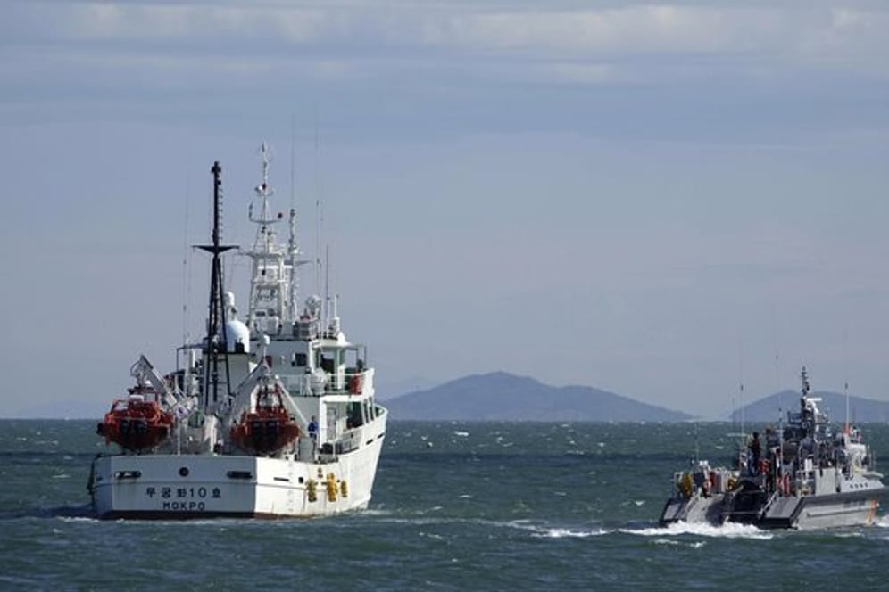 Südkoreas Regierungsschiffe patrouillieren nahe der südkoreanischen Insel Yeonpyeong.