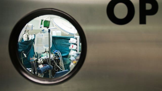 Laut einer Barmer-Studie kann sich bei Operationen ein längerer Anfahrtsweg lohnen. Laut einer Barmer-Studie kann sich bei Operationen ein längerer Anfahrtsweg lohnen.