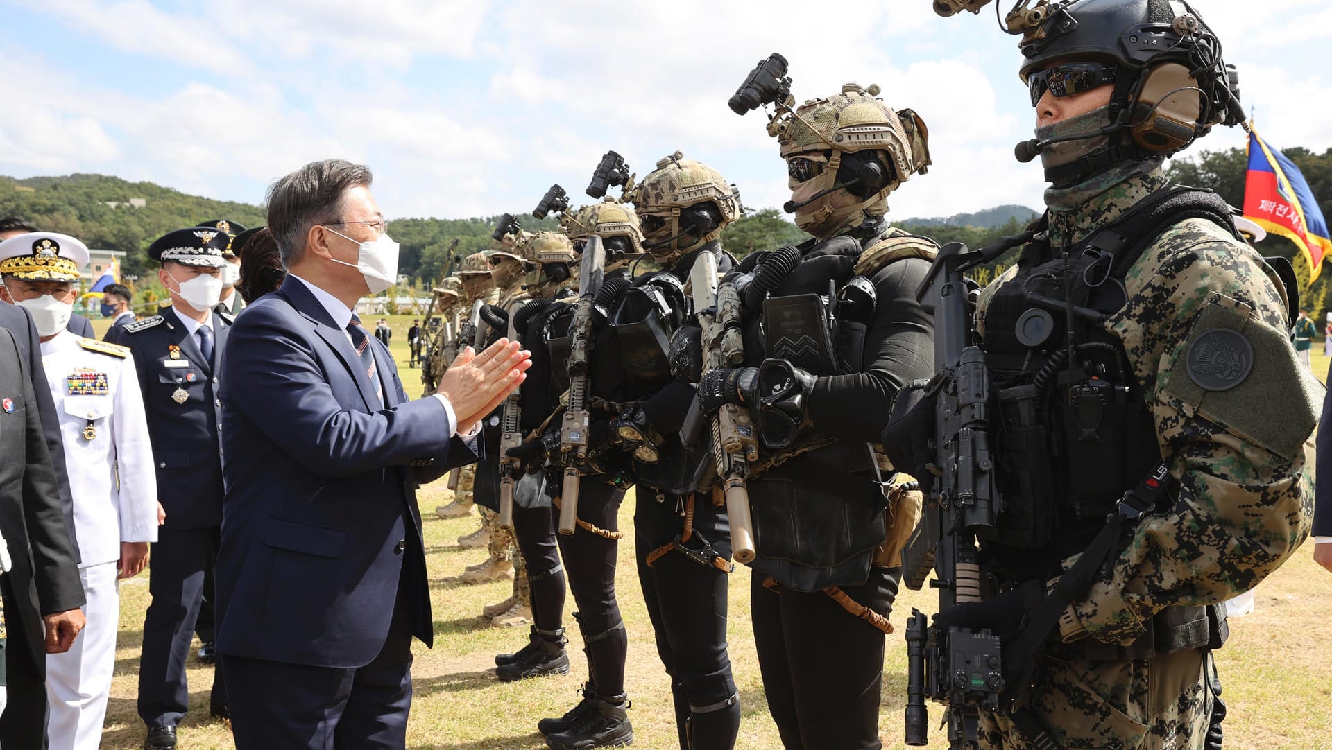 Südkorea, Icheon: Moon Jae-In, Präsident von Südkorea, begrüßt bei einer Zeremonie im Rahmen des 72. Tages der Streitkräfte Soldaten des Kommandos für besondere Kriegsführung. Südkorea, Icheon: Moon Jae-In, Präsident von Südkorea, begrüßt bei einer Zeremonie im Rahmen des 72. Tages der Streitkräfte Soldaten des Kommandos für besondere Kriegsführung.