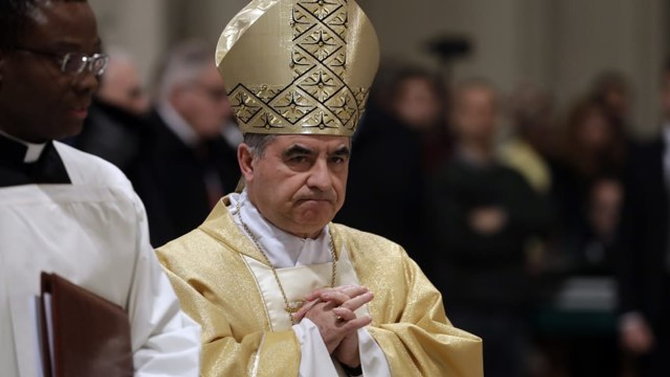 Kardinal Angelo Becciu ist von seinem Amt als Präfekt der vatikanischen Kongregation für Heilig- und Seligsprechungen zurückgetreten.