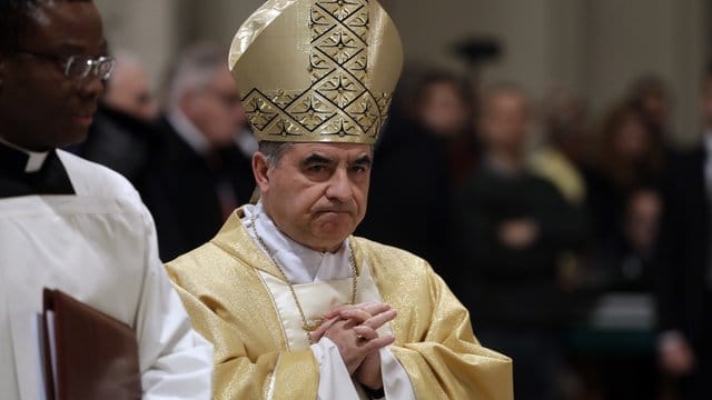 Kardinal Angelo Becciu ist von seinem Amt als Präfekt der vatikanischen Kongregation für Heilig- und Seligsprechungen zurückgetreten. Kardinal Angelo Becciu ist von seinem Amt als Präfekt der vatikanischen Kongregation für Heilig- und Seligsprechungen zurückgetreten.