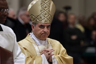 Kardinal Angelo Becciu ist von seinem Amt als Präfekt der vatikanischen Kongregation für Heilig- und Seligsprechungen zurückgetreten.