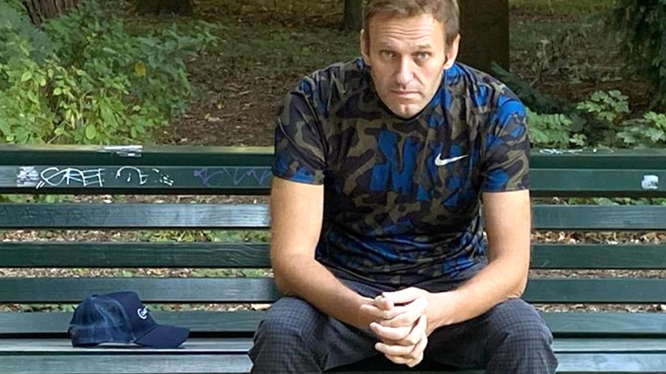 Alexej Nawalny auf einer Berliner Parkbank: "Es gäbe nichts Sicheres zu erzählen, wenn es diese Jungs nicht gäbe."