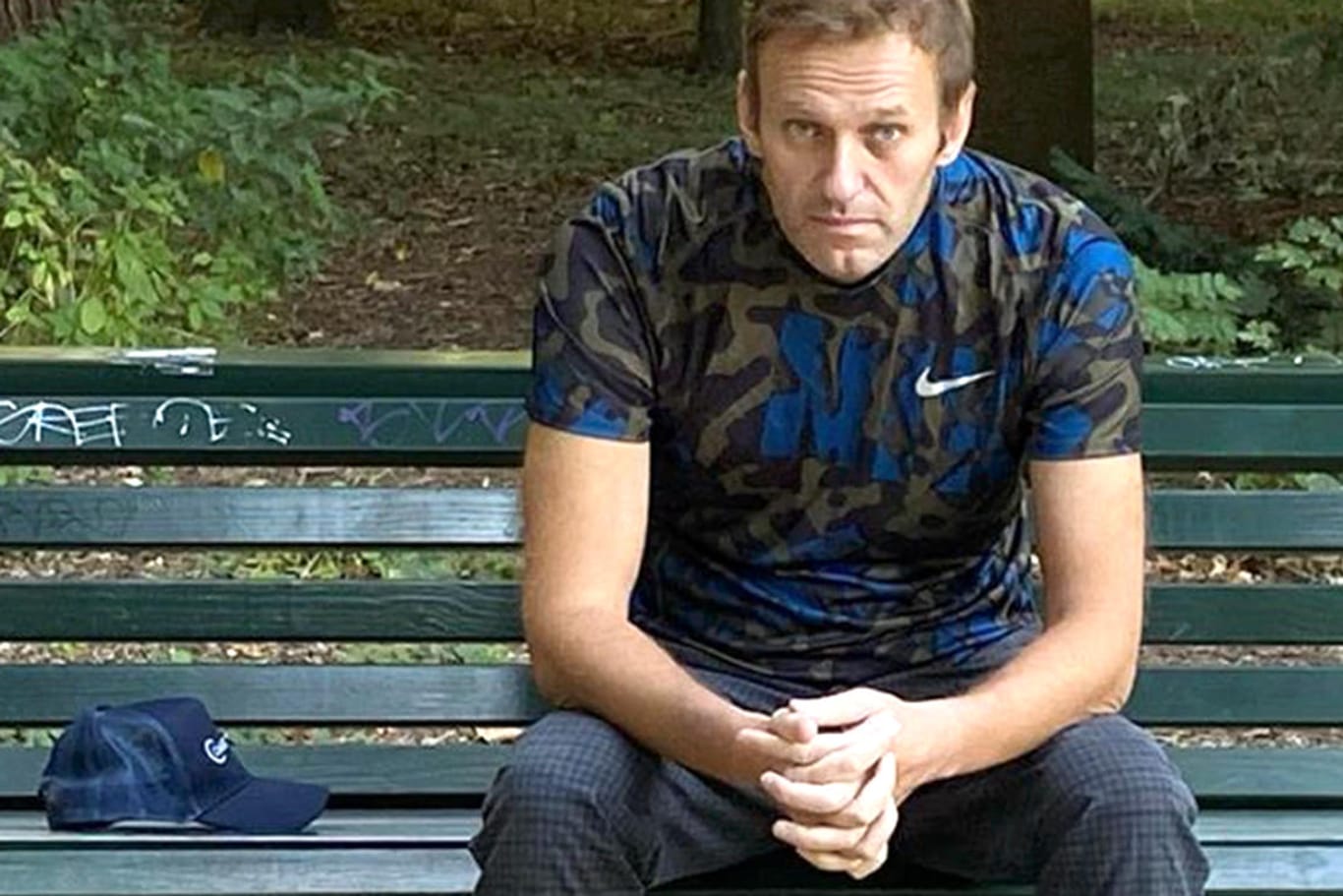 Alexej Nawalny auf einer Berliner Parkbank: "Es gäbe nichts Sicheres zu erzählen, wenn es diese Jungs nicht gäbe."