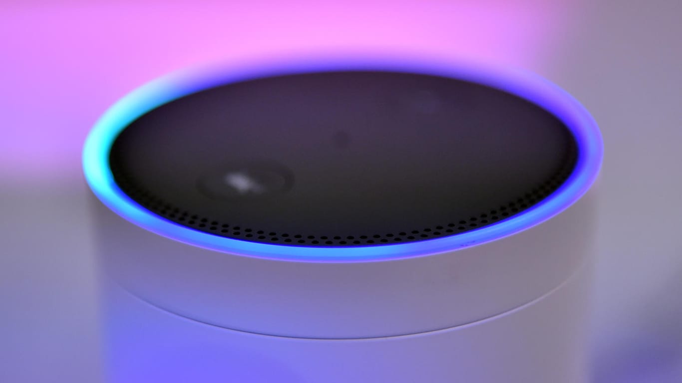Leuchtring auf einem Amazon Echo Lautsprecher: Die Sprachassistentin Alexa lernt neue Fähigkeiten.