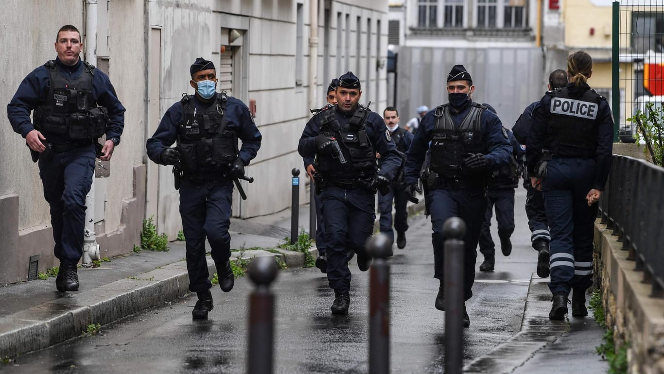 Französische Polizisten sperren den Bereich des Messerangriffs in Paris ab. Die Bevölkerung soll die Gegend meiden.