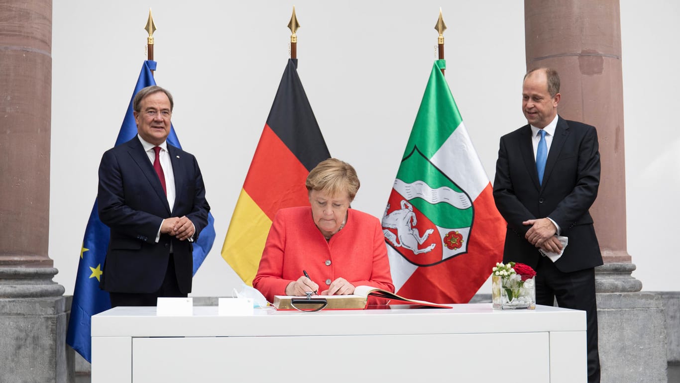 Armin Laschet (l.) Angela Merkel (r.): Sie bescheinigte Laschet bei einem Besuch im NRW-Kabinett das "Rüstzeug" für eine Kanzlerkandidatur.