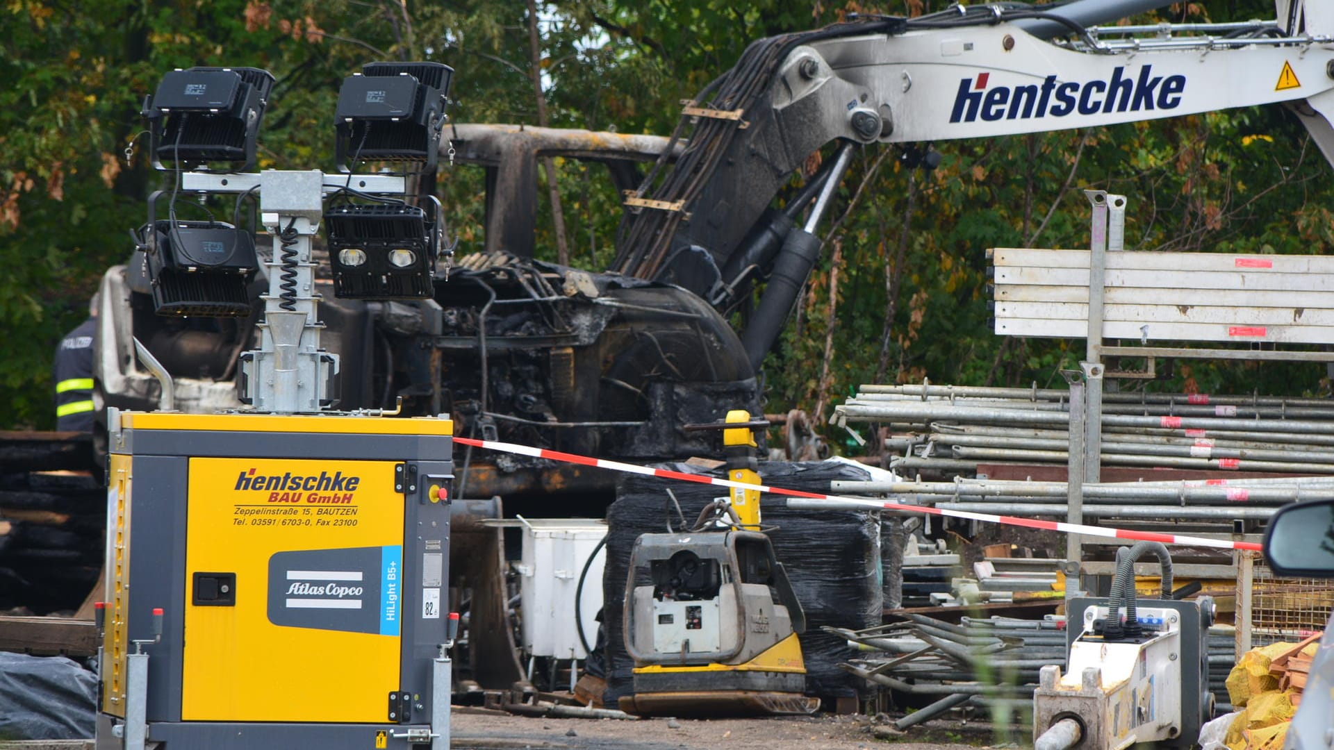 Ein abgebrannter Bagger: In Leipzig haben Baufahrzeuge gebrannt.