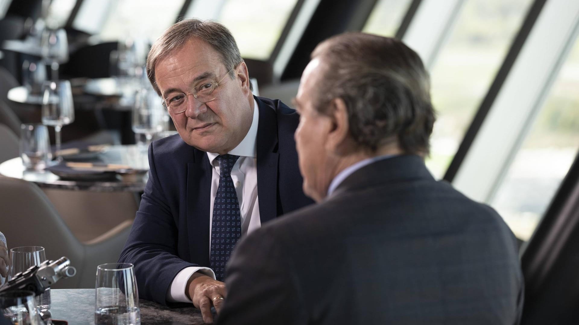 Armin Laschet (l.), Gerhard Schröder (r.): Schröder hat bei einer Wette im Herbst 2019 vorhergesagt, dass Laschet 2021 Unions-Kanzlerkandidat wird.