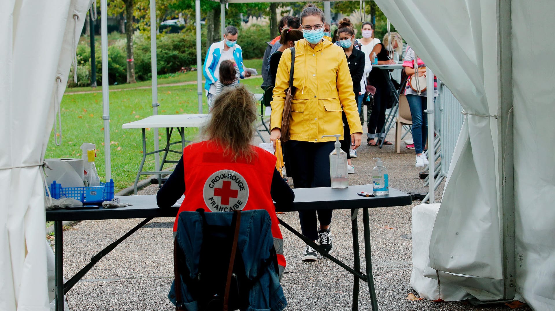 Bayonne: Patientinnen stehen Schlange vor einer Covid-19-Teststation. In Frankreich steigt die Zahl der Corona-Neuinfektionen seit Wochen an.