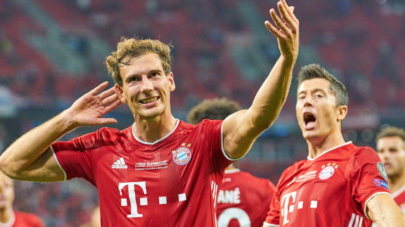 Leon Goretzka (l.) bejubelt sein Tor zum 1:1: Der FC Bayern hat den nächsten Titel eingefahren.