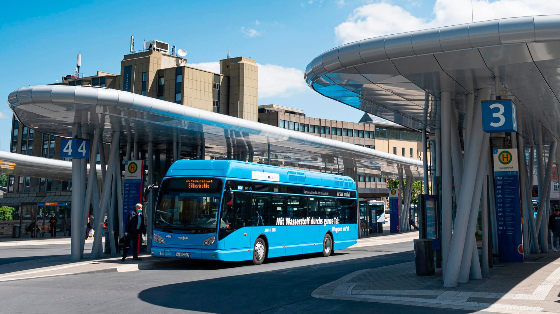 Ein Wasserstoffbus steht am ZOB in Wuppertal: Die Fahrzeuge sind emissionsfrei und werden mit Wasserstoff betrieben. Ein Wasserstoffbus steht am ZOB in Wuppertal: Die Fahrzeuge sind emissionsfrei und werden mit Wasserstoff betrieben.