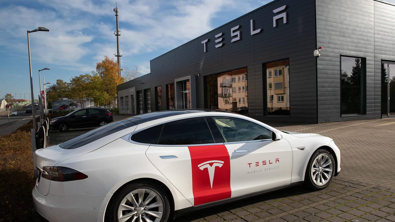 Ein neuer Tesla wartet auf Käufer: Die Autos des US-Pioniers gehören nicht zu den günstigsten. Aber gilt das für alle Elektroautos?