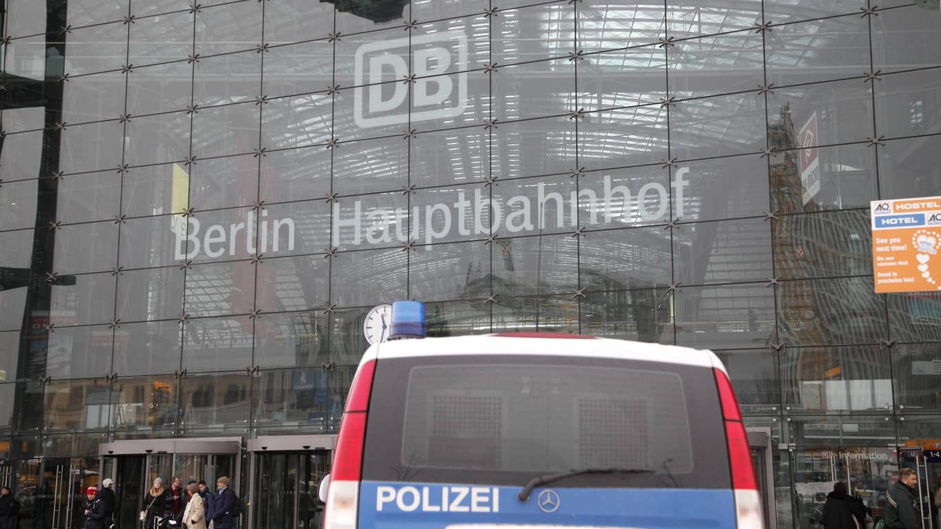 Ein Polizeifahrzeug steht vor dem Berliner Hauptbahnhof: Hier soll Tim W. zum letzten Mal gesehen worden sein.