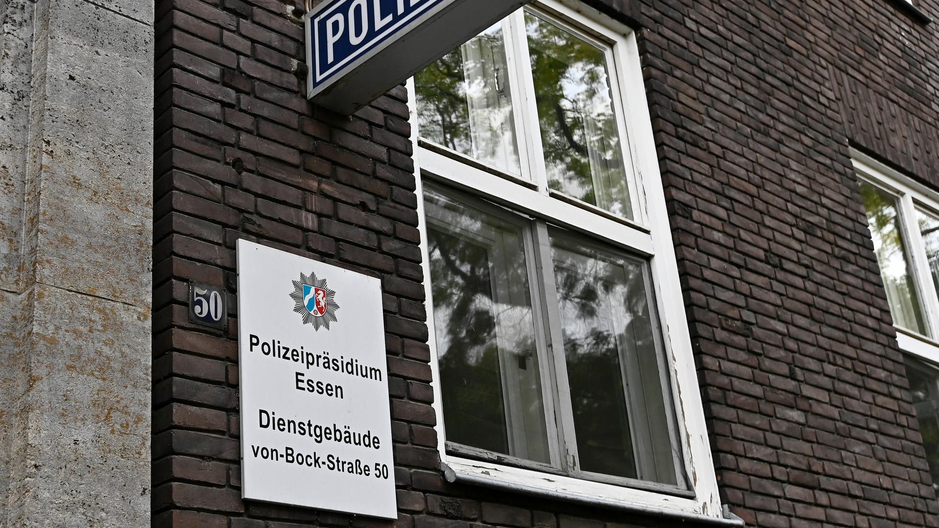 Blick auf das Polizeipräsidium Essen: Nun steht die Behörde wegen einer Broschüre zur Clan-Kriminalität in der Kritik. Blick auf das Polizeipräsidium Essen: Nun steht die Behörde wegen einer Broschüre zur Clan-Kriminalität in der Kritik.