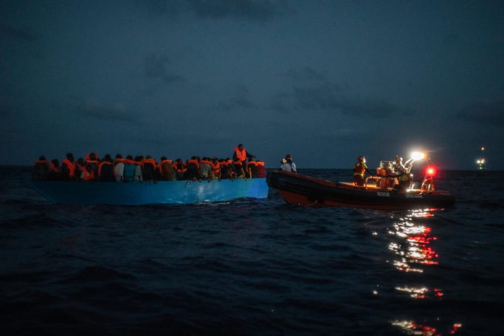 Migranten vor der libyschen Küste: Sie sind von einem Hilfsteam der spanischen NGO Open Arms gerettet worden. (Symbolbild)
