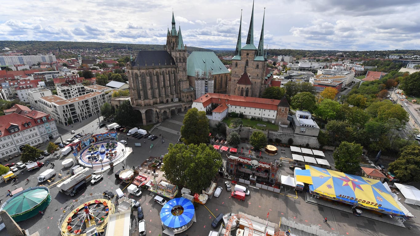 Blick aus einer Riesenradgondel auf den Domplatz, wo mehrere Fahrgeschäfte stehen: Das Erfurter Oktoberfest wurde wegen Corona durch einen Altstadtherbst ersetzt.