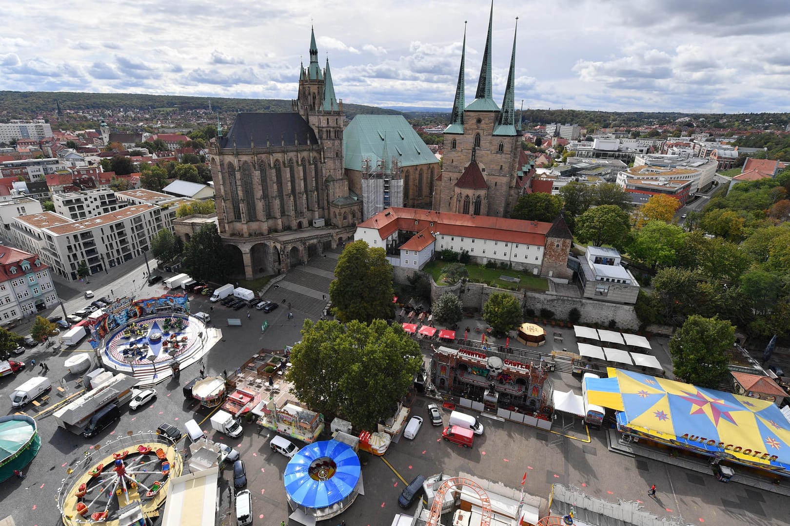 Blick aus einer Riesenradgondel auf den Domplatz, wo mehrere Fahrgeschäfte stehen: Das Erfurter Oktoberfest wurde wegen Corona durch einen Altstadtherbst ersetzt.