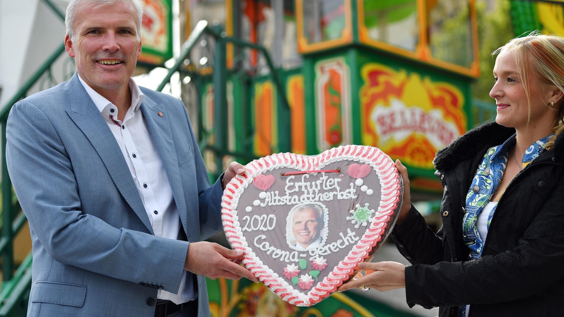 Schaustellerin, Madleen Koken, überreicht OB Andreas Bausewein (SPD) ein Lebkuchenherz: Der Altstadtherbst gilt auch als Generalprobe für den Erfurter Weihnachtsmarkt.