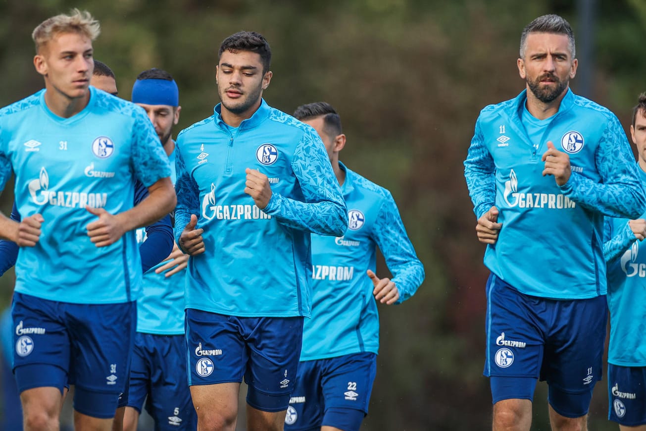 Training beim FC Schalke 04: Ein Profi der Knappen hat sich mit dem Coronavirus infiziert.