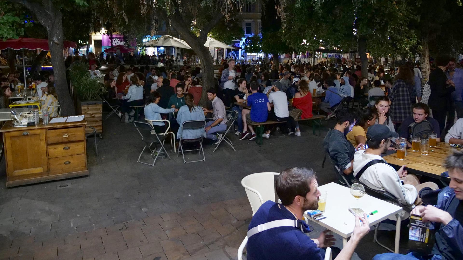 Trotz Corona-Notstands sind die Bars in Marseille am 24. September noch gut gefüllt. Masken werden kaum getragen.