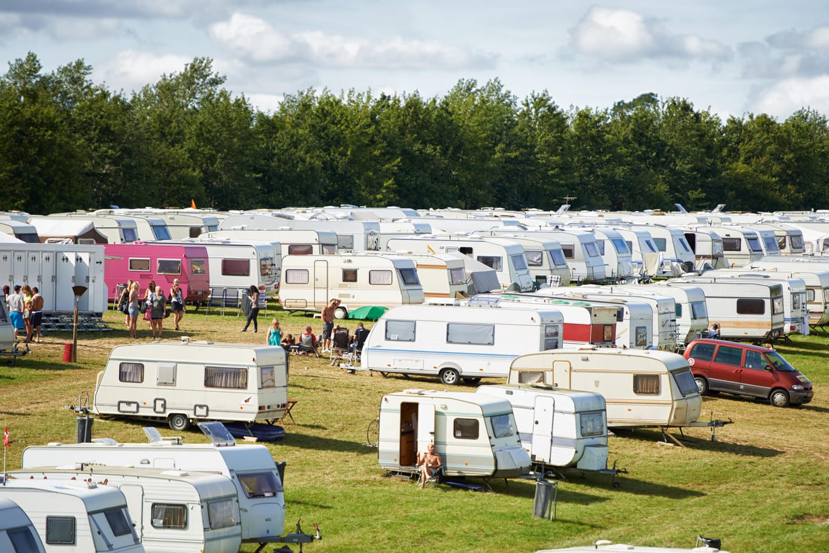 Camping: Im Hinblick auf die Gesamtbilanz ist in den ersten sieben Monaten des Jahres ein Minus von mehr als 20 Prozent auf deutschen Camping- und Wohnmobilstellplätzen zu verzeichnen.