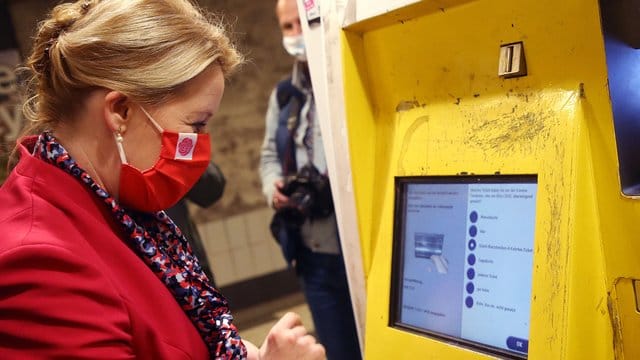 Bundesfamilienministerin Franziska Giffey: Die SPD Politikerin ist von einem Fahrkartenautomaten der Berliner Verkehrsbetriebe (BVG) beschenkt worden. Bundesfamilienministerin Franziska Giffey: Die SPD Politikerin ist von einem Fahrkartenautomaten der Berliner Verkehrsbetriebe (BVG) beschenkt worden.
