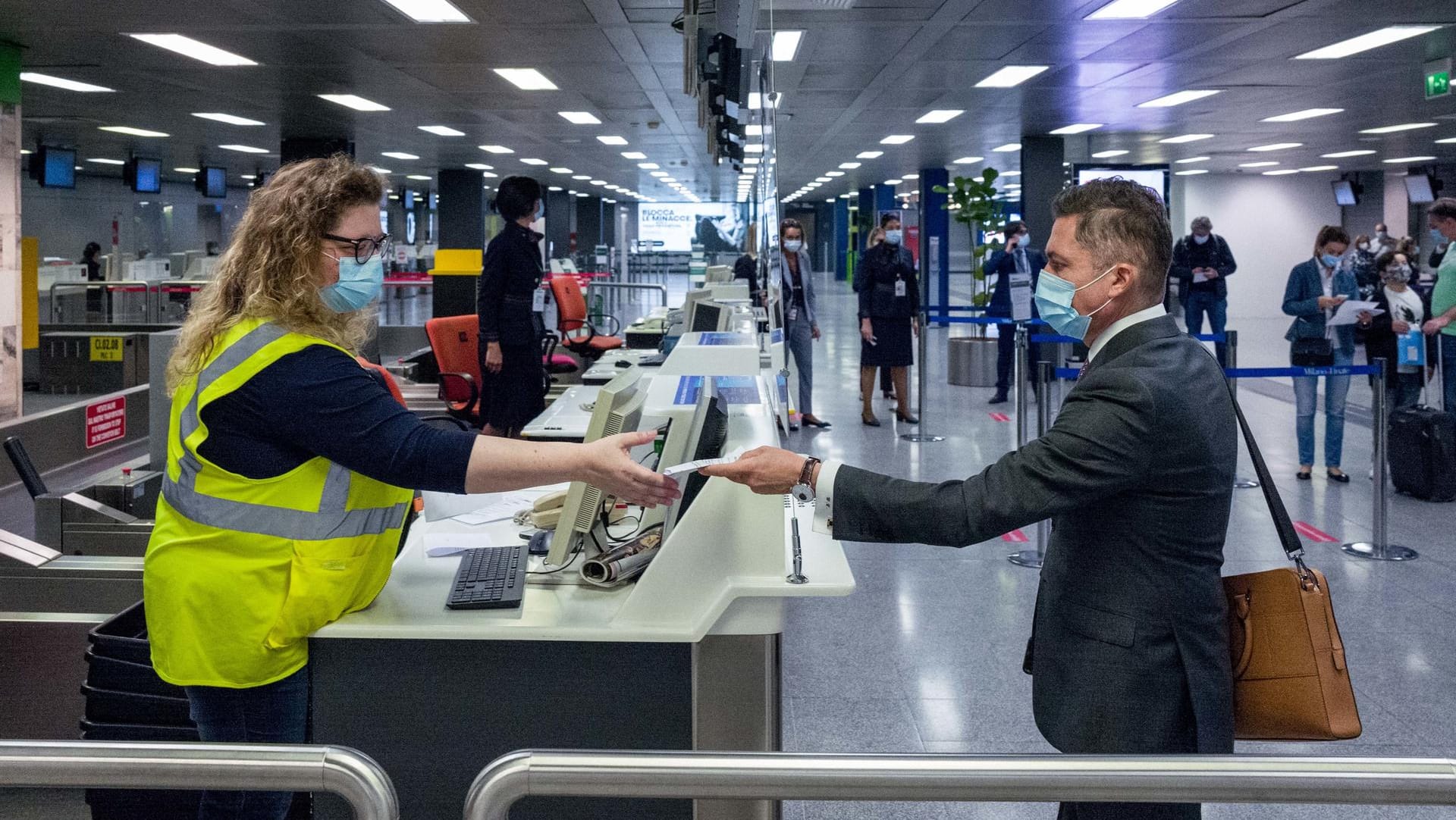 Corona-Maßnahmen in Italien: Nicht nur an Flughäfen, wie hier in Mailand Linate, werden die Regeln streng kontrolliert.