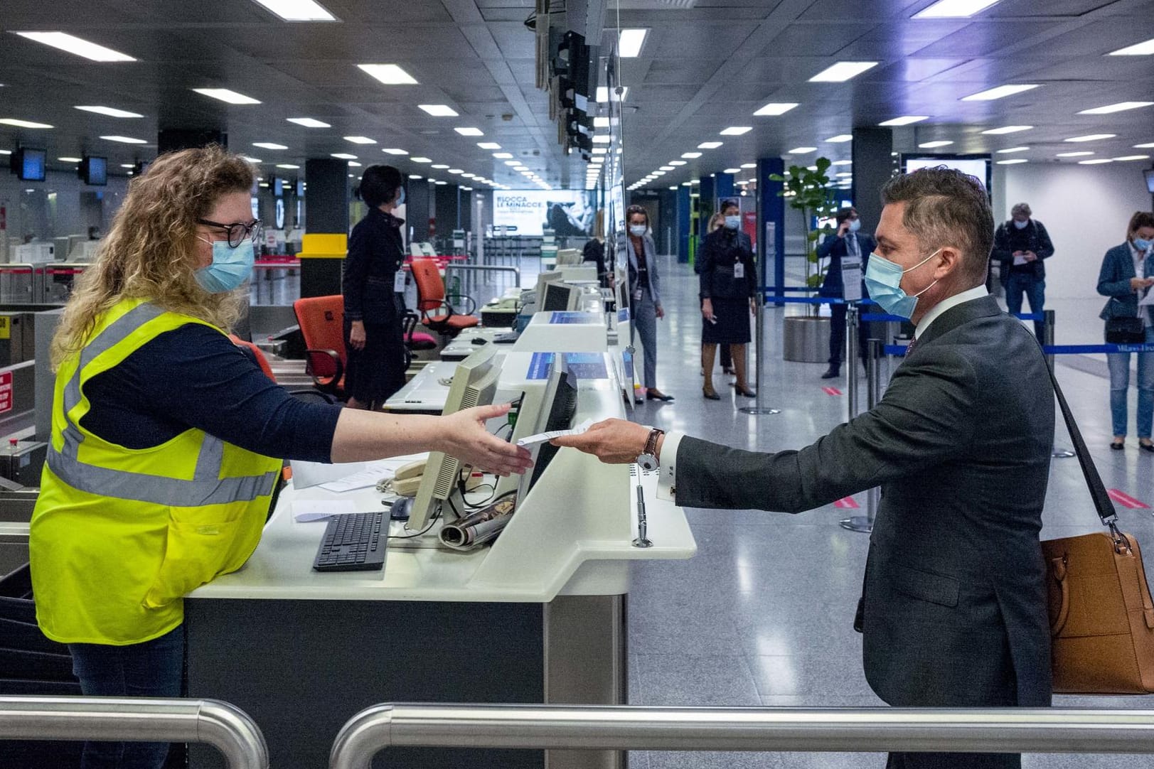 Corona-Maßnahmen in Italien: Nicht nur an Flughäfen, wie hier in Mailand Linate, werden die Regeln streng kontrolliert.