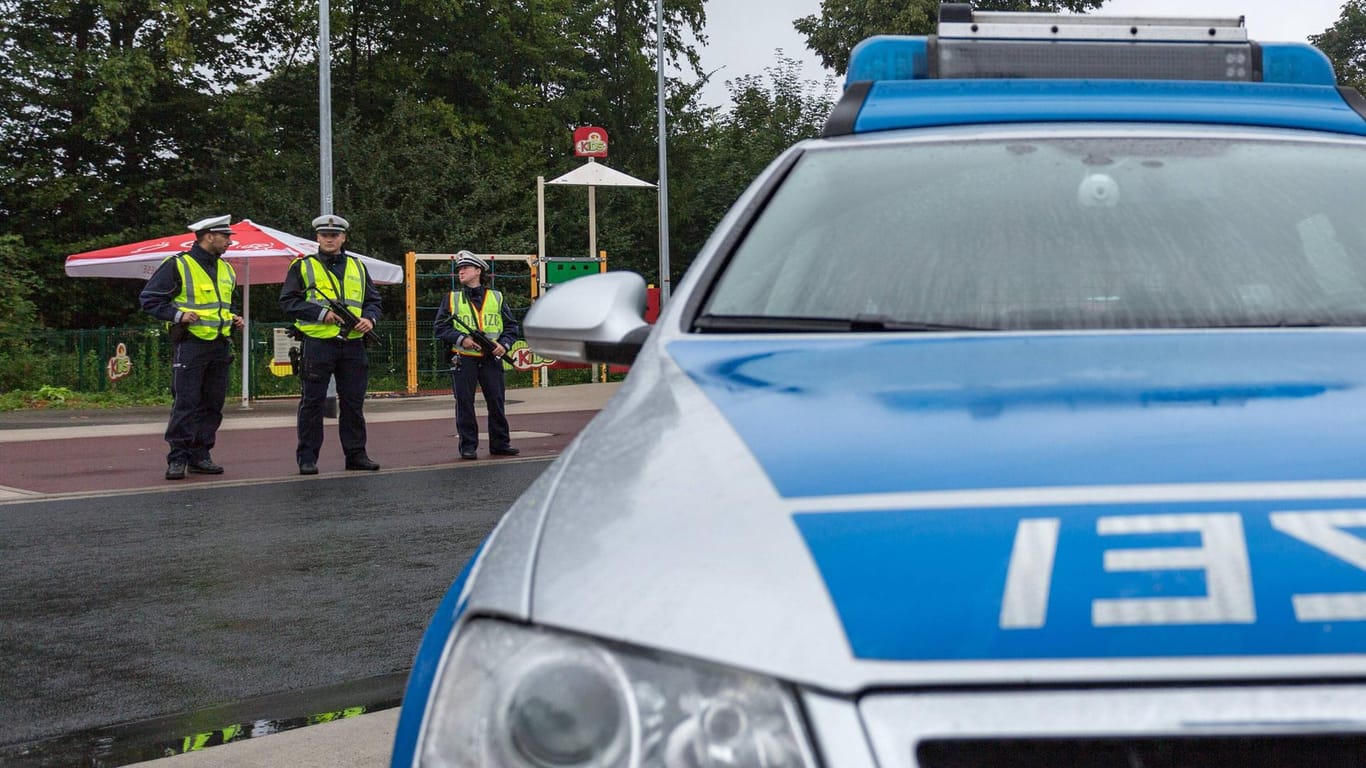 Polizeikontrolle an einer Autobahn in Nordrhein-Westfalen: Gegen einen 43 Jahre alten Gummersbacher wird nun wegen des Verdachts der Geldwäsche ermittelt. (Symbolfoto)