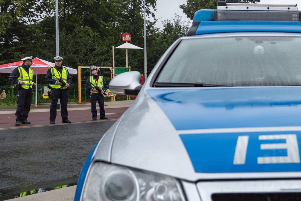 Polizeikontrolle an einer Autobahn in Nordrhein-Westfalen: Gegen einen 43 Jahre alten Gummersbacher wird nun wegen des Verdachts der Geldwäsche ermittelt. (Symbolfoto)