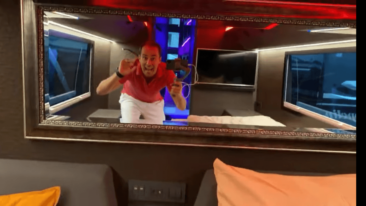 Winke winke: Samuel Eckert nahm seine Abonnenten in einem Video mit zu einem Rundgang durch den Luxusbus. Sonst gehen damit Rockstars auf Tour, jetzt laut seiner Ankündigung er mit der "Great Corona Info Tour".