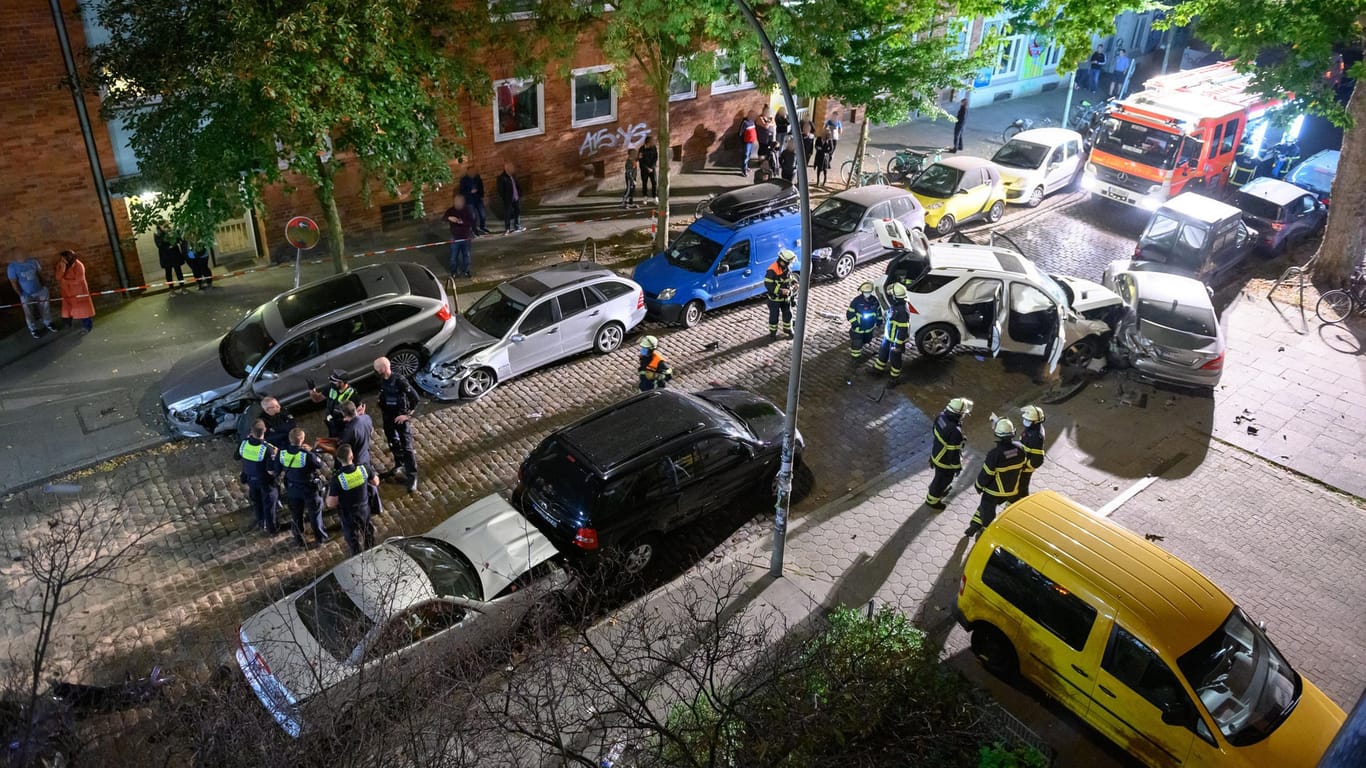 Eine Unfallstelle in Hamburg-Altona: Dort ist ein Geländewagen offenbar wegen überhöhter Geschwindigkeit in andere Autos gefahren.