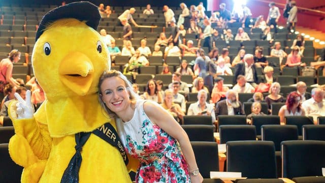 Nicola Jones, Leiterin des Kindermedienfestivals "Goldener Spatz", Arm in Arm mit dem Festival-Maskottchen. Nicola Jones, Leiterin des Kindermedienfestivals "Goldener Spatz", Arm in Arm mit dem Festival-Maskottchen.