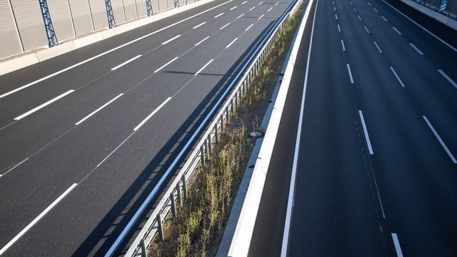 Eine vollgesperrte Autobahn ohne Fahrzeuge