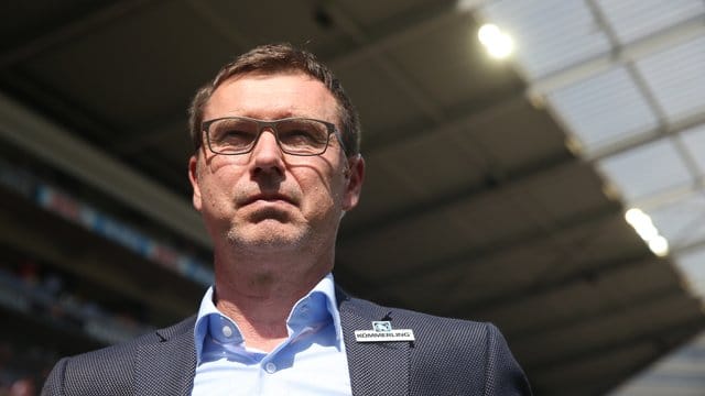 Stefan Hofmann hat nach dem Trainingsboykott der Mainzer Spieler eine Aufarbeitung des Vorfalls angekündigt. Stefan Hofmann hat nach dem Trainingsboykott der Mainzer Spieler eine Aufarbeitung des Vorfalls angekündigt.