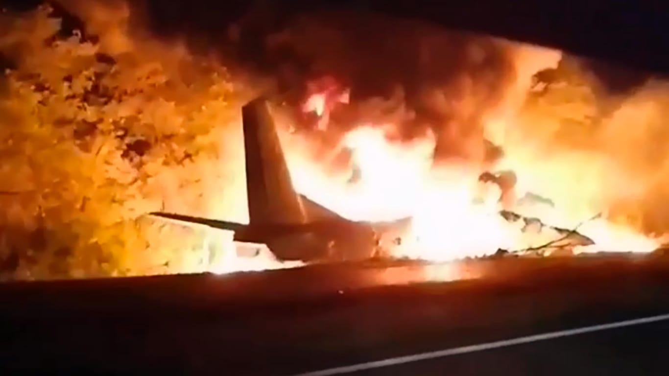 Flugzeug steht in Flammen: 28 Menschen sollen an Bord der Maschine in der Ukraine gewesen sein.