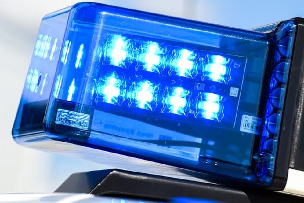 Blaulicht der Polizei: In Leipzig ist die Mutter eines Kindes festgenommen worden, dass vor mehr als 30 Jahren getötet wurde. (Symbolbild)