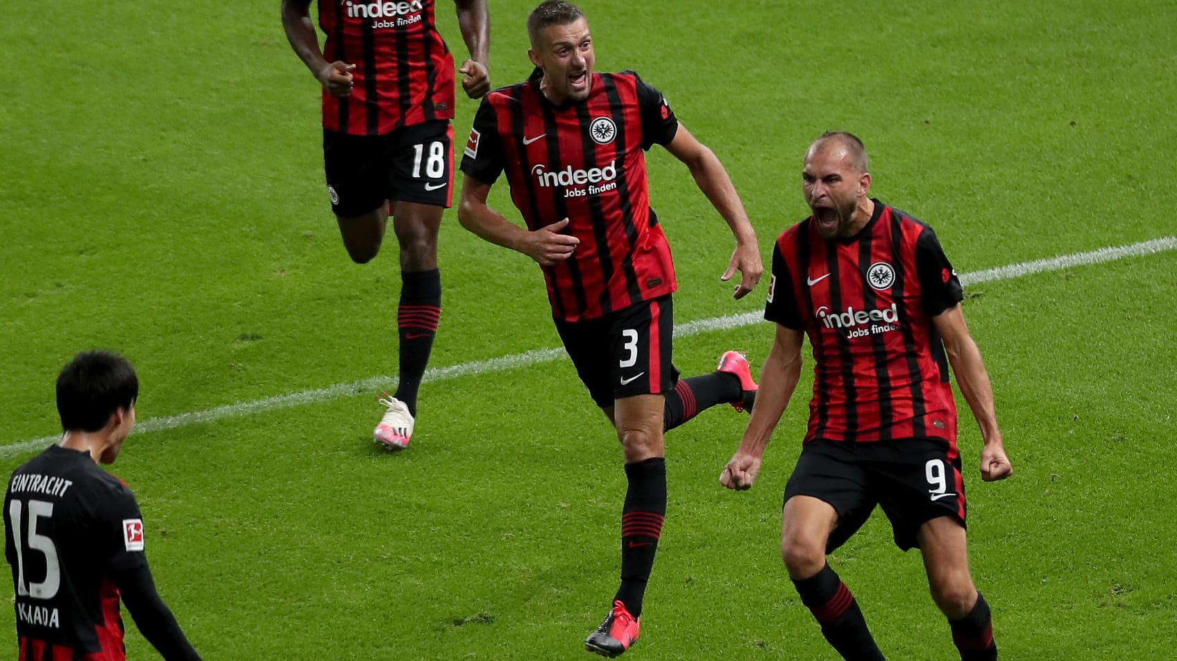 Pure Freude: Die Frankfurter um Bas Dost (r.) gewannen in Berlin dank effizienter Chancenverwertung. Pure Freude: Die Frankfurter um Bas Dost (r.) gewannen in Berlin dank effizienter Chancenverwertung.