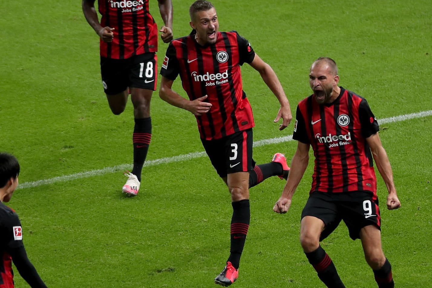 Pure Freude: Die Frankfurter um Bas Dost (r.) gewannen in Berlin dank effizienter Chancenverwertung.