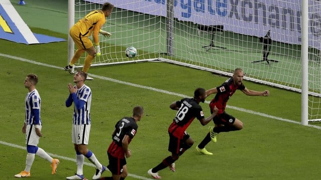 Während die Berliner enttäuscht sind, jubeln die Frankfurter nach dem Treffer von Bas Dost (r). Während die Berliner enttäuscht sind, jubeln die Frankfurter nach dem Treffer von Bas Dost (r).